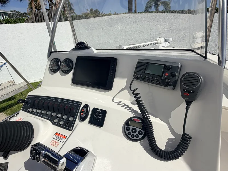 Slide: The Image of Boston Whaler 220 DAUNTLESS 2006 - 16