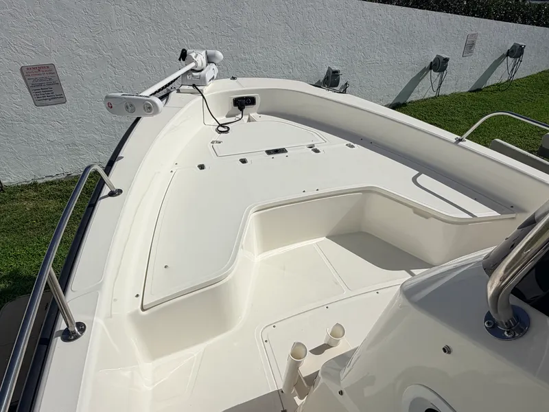 Slide: The Image of Boston Whaler 220 DAUNTLESS 2006 - 22