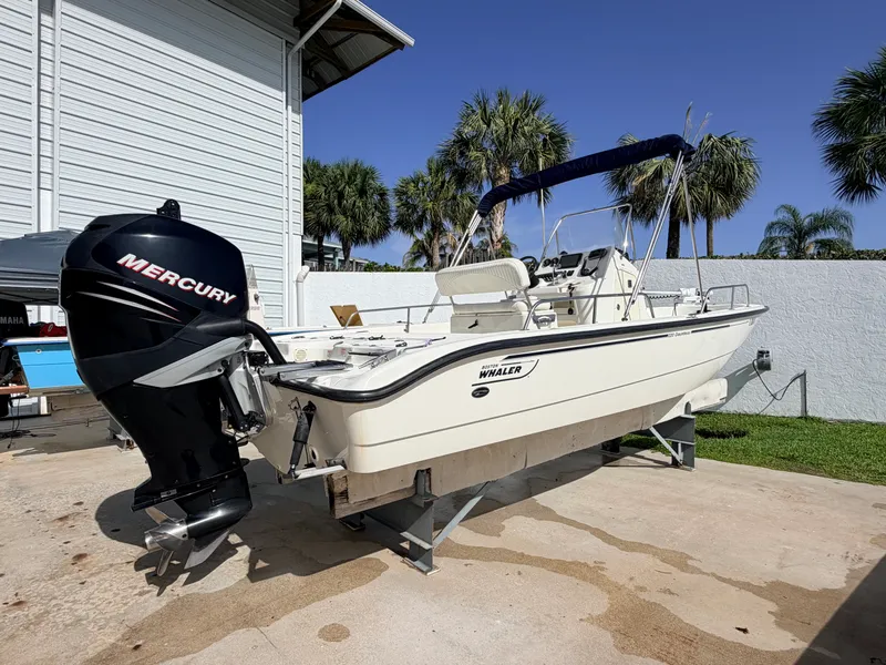 Slide: The Image of Boston Whaler 220 DAUNTLESS 2006 - 7