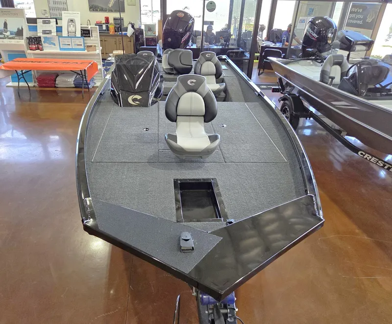 Slide: The Image of Crestliner XF189 BASS 2026 - 10