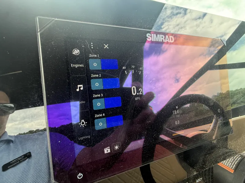 Slide: The Image of Sea Ray 270 SDX 2025 - 35