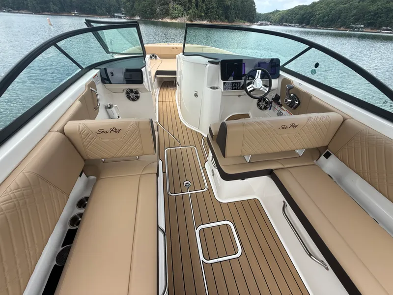 Slide: The Image of Sea Ray 270 SDX 2025 - 23