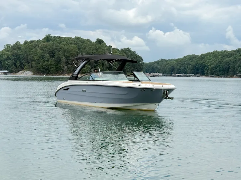 Slide: The Image of Sea Ray 270 SDX 2025 - 4