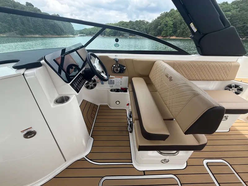 Slide: The Image of Sea Ray 270 SDX 2025 - 29