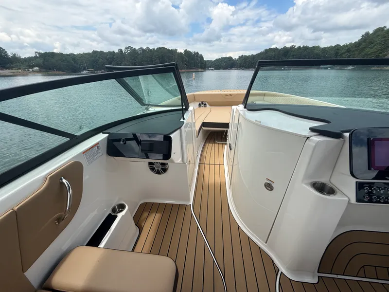 Slide: The Image of Sea Ray 270 SDX 2025 - 42