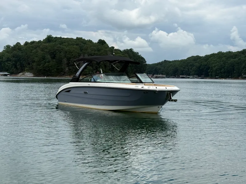 Slide: The Image of Sea Ray 270 SDX 2025 - 11