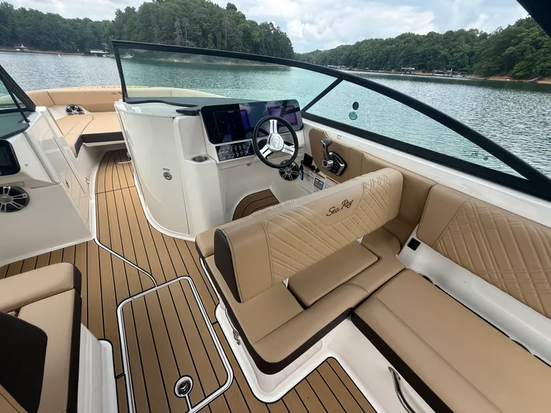 Slide: The Image of Sea Ray 270 SDX 2025 - 27