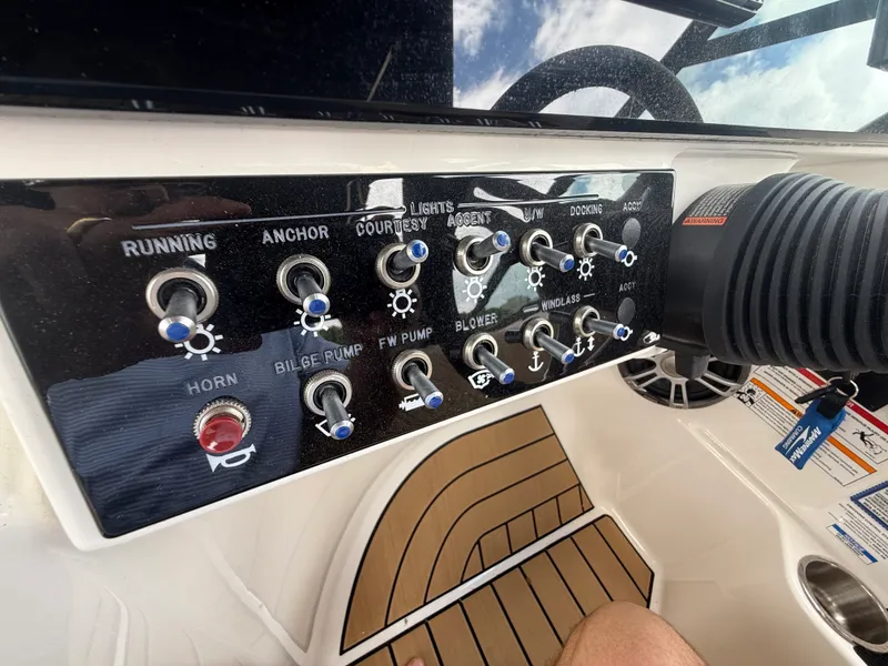 Slide: The Image of Sea Ray 270 SDX 2025 - 34