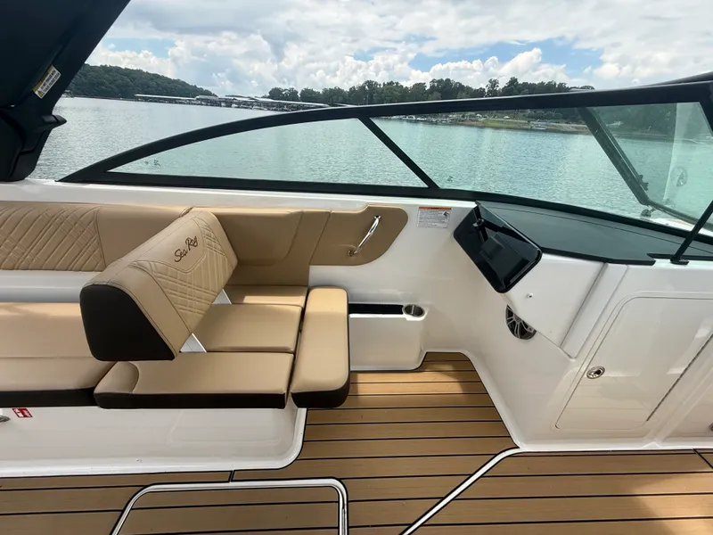 Slide: The Image of Sea Ray 270 SDX 2025 - 36