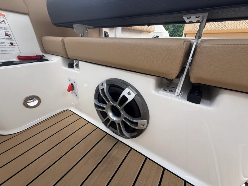 Slide: The Image of Sea Ray 270 SDX 2025 - 41