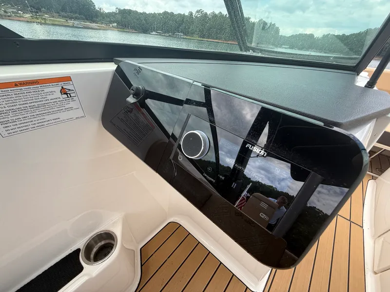 Slide: The Image of Sea Ray 270 SDX 2025 - 37