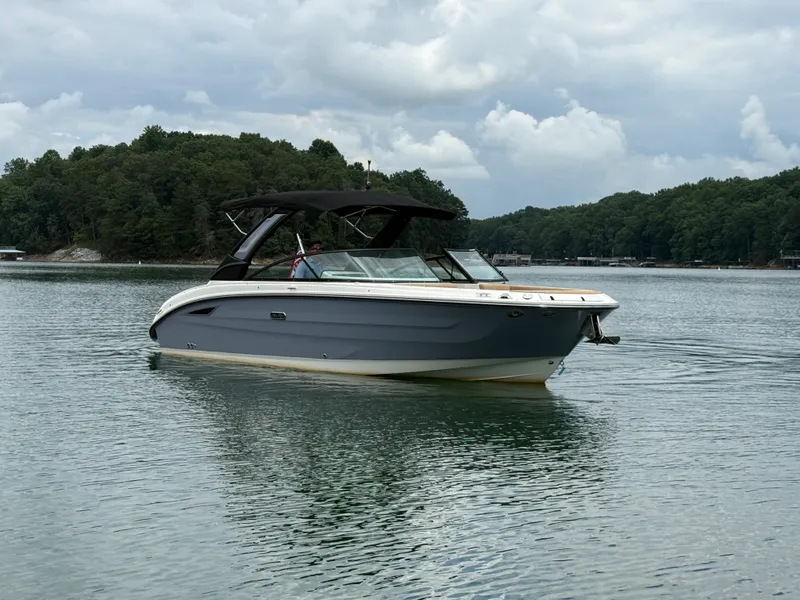Slide: The Image of Sea Ray 270 SDX 2025 - 13