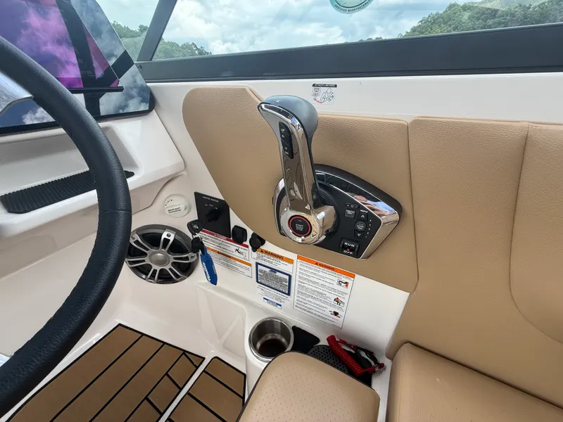 Slide: The Image of Sea Ray 270 SDX 2025 - 33