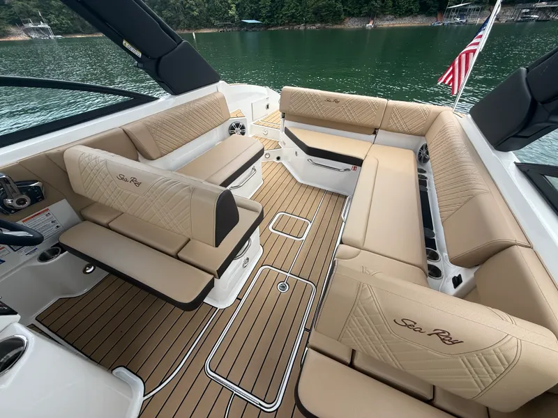 Slide: The Image of Sea Ray 270 SDX 2025 - 26