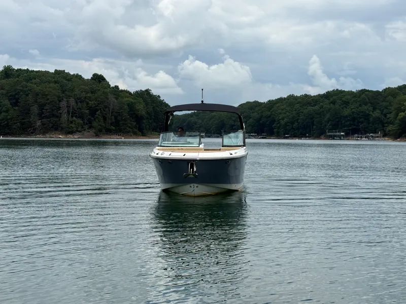 Slide: The Image of Sea Ray 270 SDX 2025 - 12