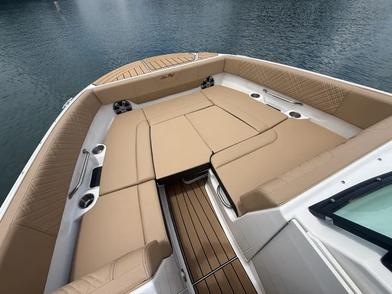 Slide: The Image of Sea Ray 270 SDX 2025 - 44