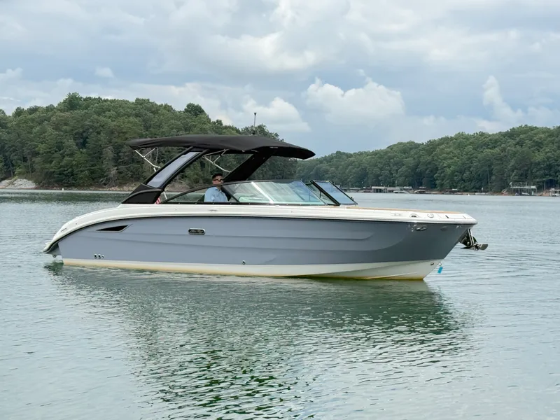Slide: The Image of Sea Ray 270 SDX 2025 - 2