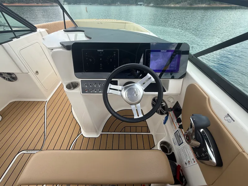 Slide: The Image of Sea Ray 270 SDX 2025 - 30