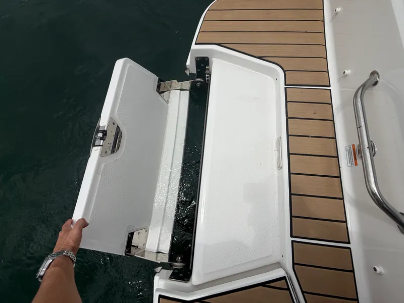 Slide: The Image of Sea Ray 270 SDX 2025 - 15