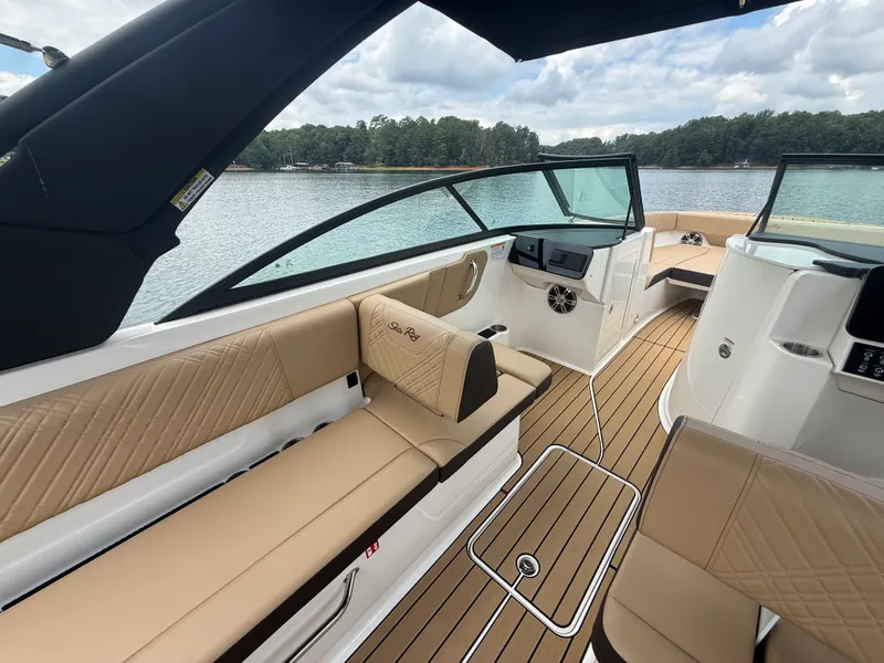 Slide: The Image of Sea Ray 270 SDX 2025 - 28