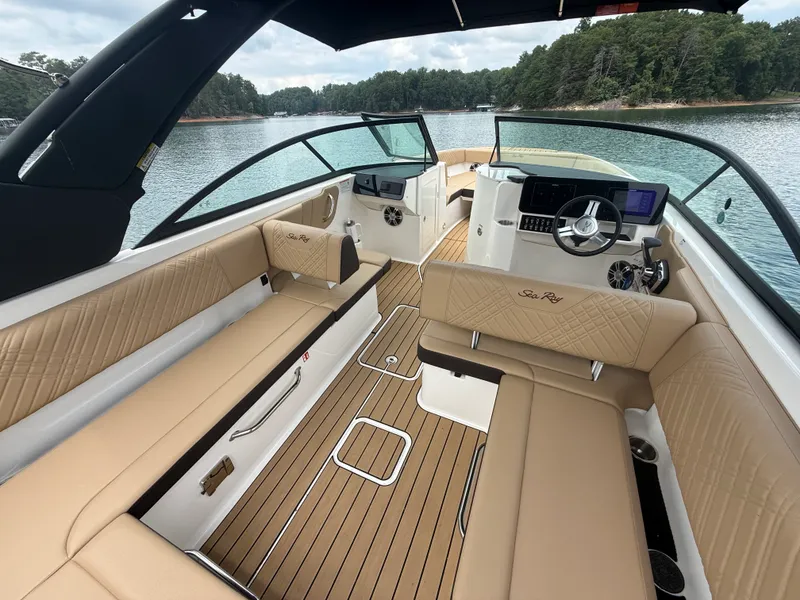 Slide: The Image of Sea Ray 270 SDX 2025 - 22