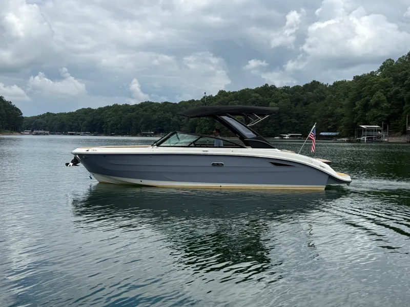 Slide: The Image of Sea Ray 270 SDX 2025 - 8