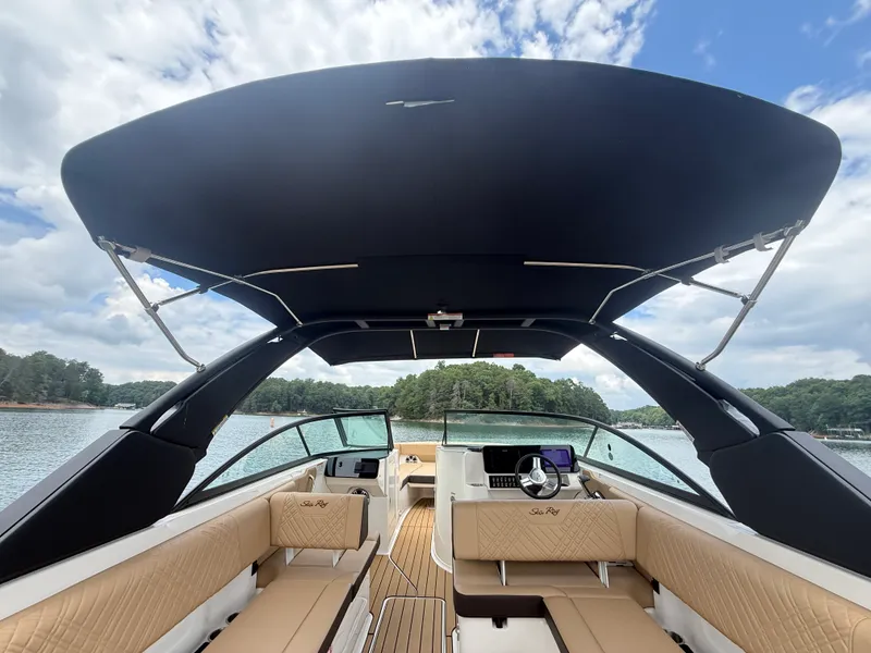 Slide: The Image of Sea Ray 270 SDX 2025 - 21