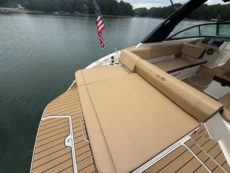 Slide: The Image of Sea Ray 270 SDX 2025 - 17