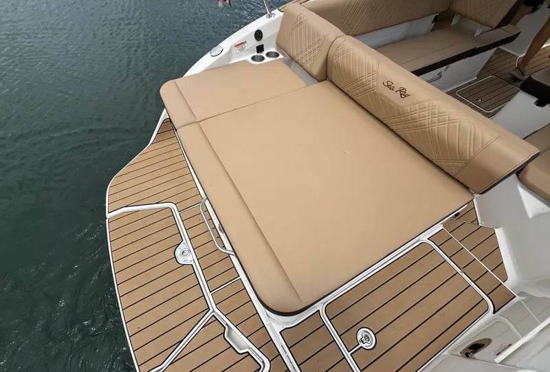 Slide: The Image of Sea Ray 270 SDX 2025 - 16