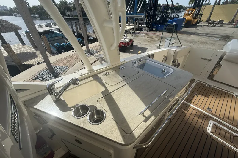 Slide: The Image of Boston Whaler 320 VANTAGE 2018 - 45