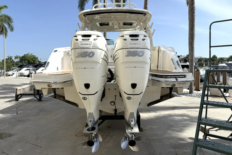 Slide: The Image of Boston Whaler 320 VANTAGE 2018 - 12