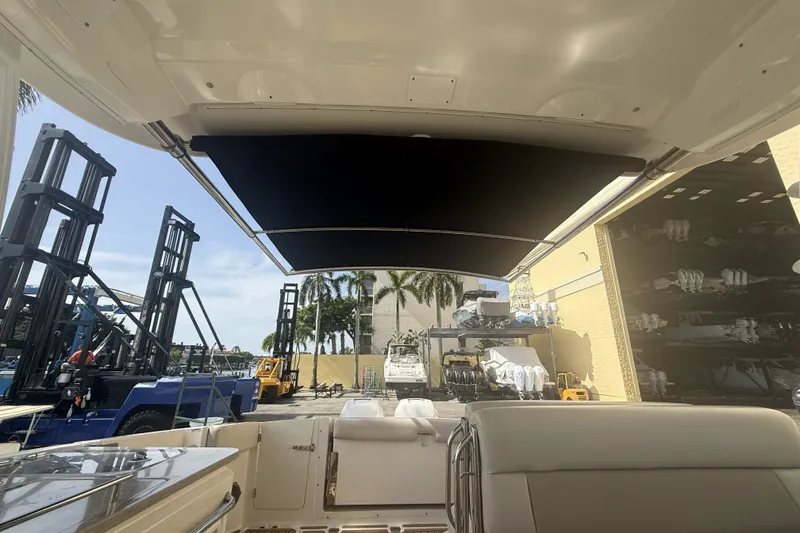 Slide: The Image of Boston Whaler 320 VANTAGE 2018 - 41