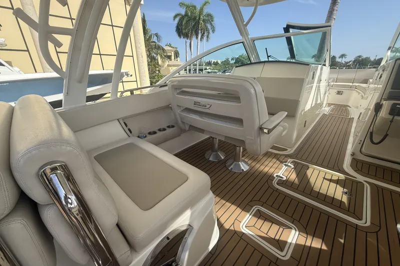 Slide: The Image of Boston Whaler 320 VANTAGE 2018 - 30