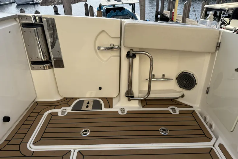 Slide: The Image of Boston Whaler 320 VANTAGE 2018 - 18