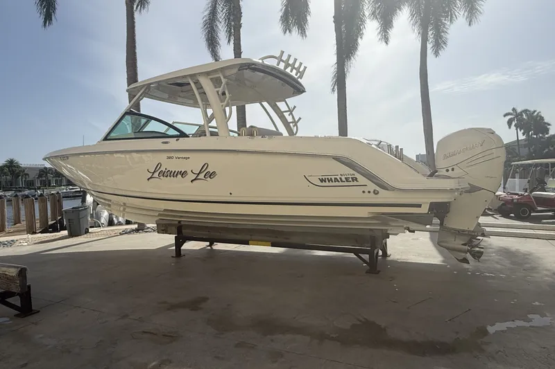 Slide: The Image of Boston Whaler 320 VANTAGE 2018 - 5