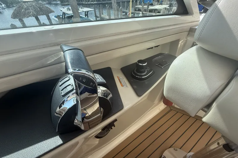 Slide: The Image of Boston Whaler 320 VANTAGE 2018 - 51