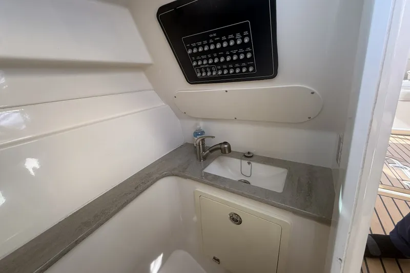 Slide: The Image of Boston Whaler 320 VANTAGE 2018 - 57