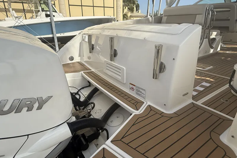 Slide: The Image of Boston Whaler 320 VANTAGE 2018 - 16