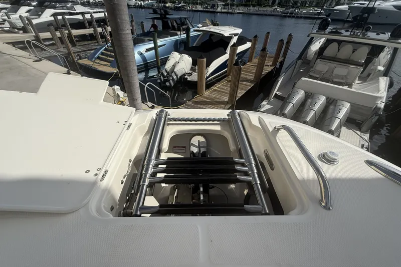 Slide: The Image of Boston Whaler 320 VANTAGE 2018 - 66