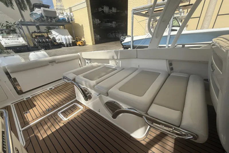 Slide: The Image of Boston Whaler 320 VANTAGE 2018 - 32