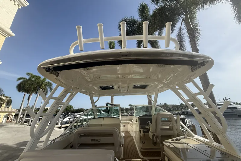 Slide: The Image of Boston Whaler 320 VANTAGE 2018 - 38