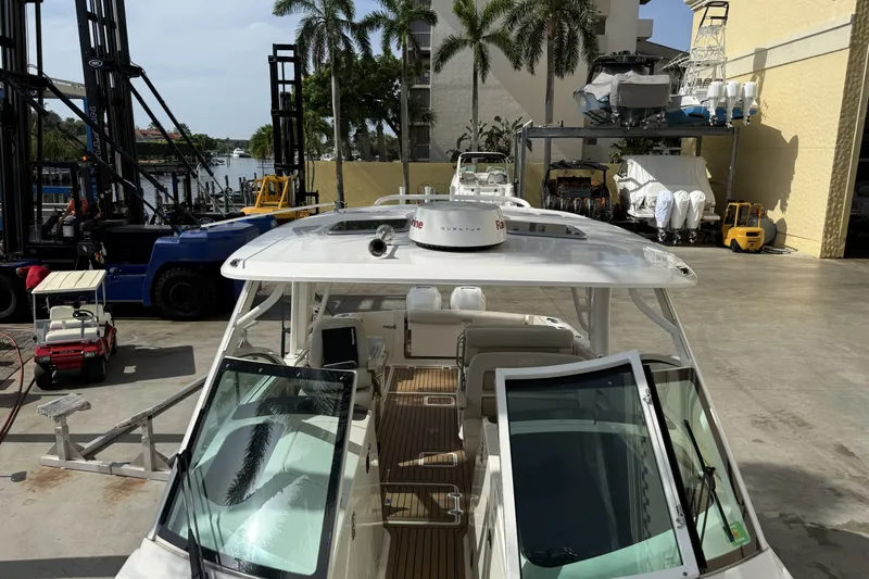 Slide: The Image of Boston Whaler 320 VANTAGE 2018 - 60
