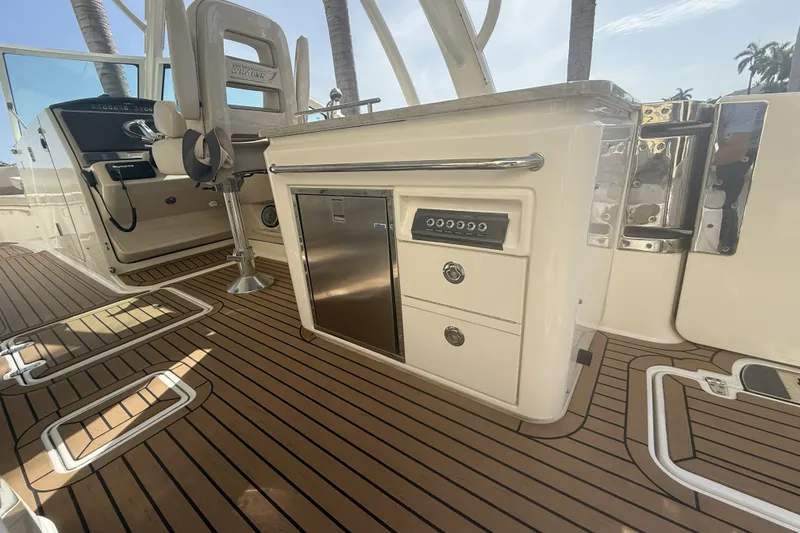 Slide: The Image of Boston Whaler 320 VANTAGE 2018 - 43
