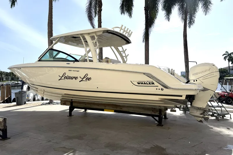Slide: The Image of Boston Whaler 320 VANTAGE 2018 - 2