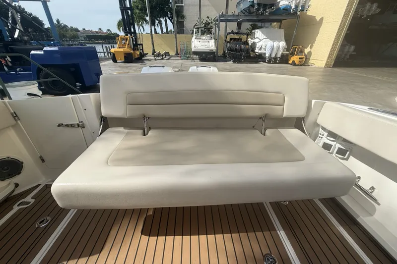 Slide: The Image of Boston Whaler 320 VANTAGE 2018 - 24