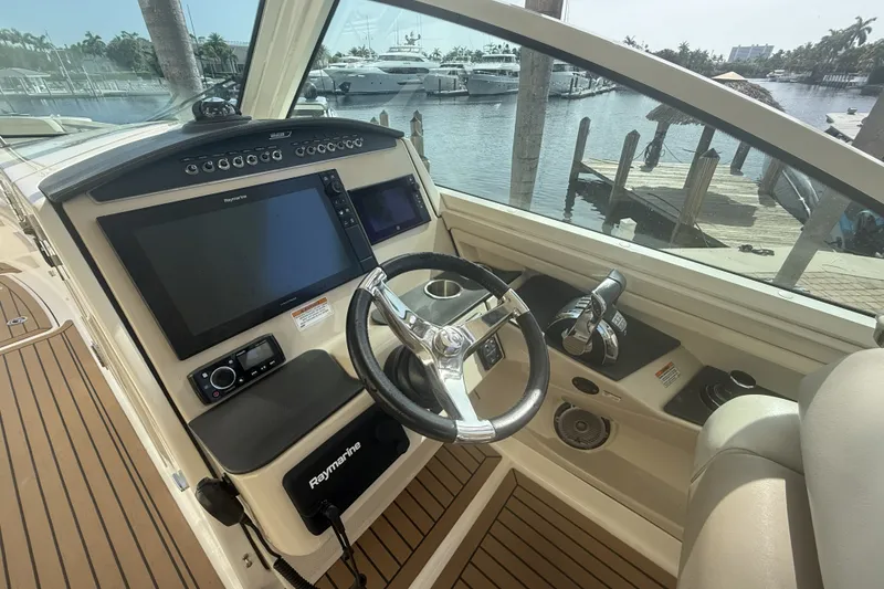 Slide: The Image of Boston Whaler 320 VANTAGE 2018 - 48