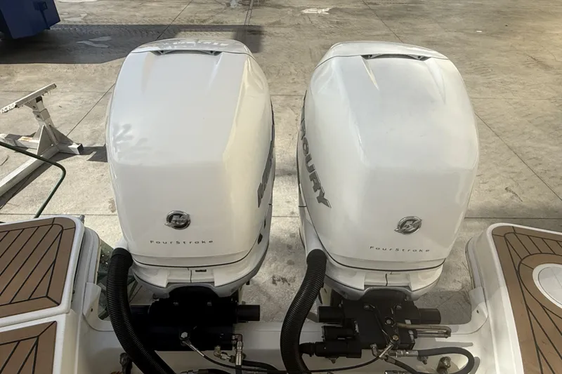 Slide: The Image of Boston Whaler 320 VANTAGE 2018 - 17