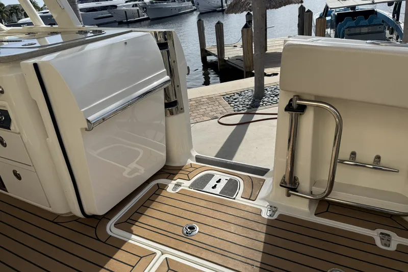 Slide: The Image of Boston Whaler 320 VANTAGE 2018 - 19