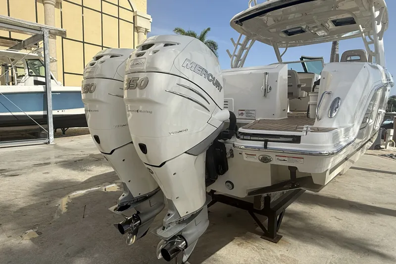 Slide: The Image of Boston Whaler 320 VANTAGE 2018 - 14