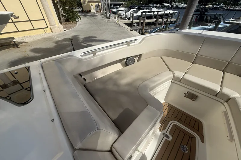 Slide: The Image of Boston Whaler 320 VANTAGE 2018 - 64